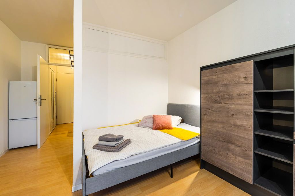 Rent 1 room apartment Köln | Entire place | Köln | Nahe der Kölnmesse: Neu möbliertes, sonniges Studio mit Balkon & Parkplatz + KOSTENLOSEM Netflix | Hominext