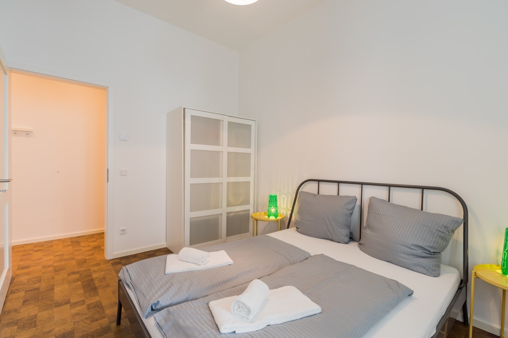 Rent 2 rooms apartment Berlin | Entire place | Berlin | Schöne helle 3-Zimmer Wohnung mit Balkon am Hermannplatz | Hominext