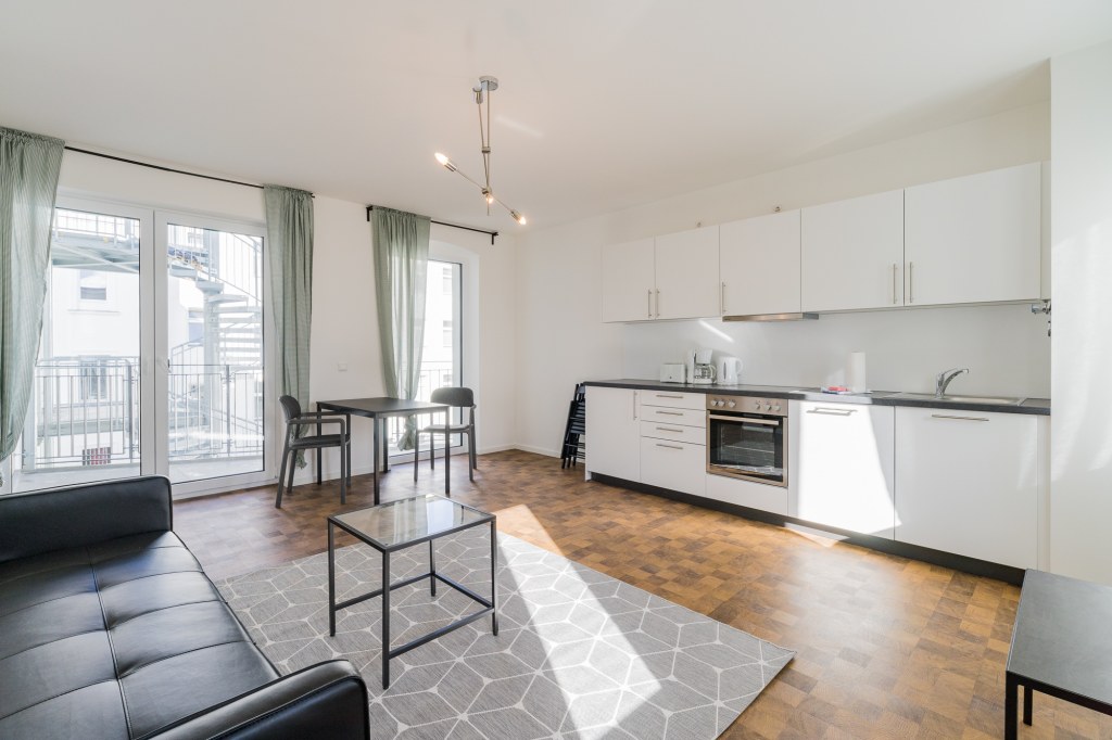 Rent 2 rooms apartment Berlin | Entire place | Berlin | Schöne helle 3-Zimmer Wohnung mit Balkon am Hermannplatz | Hominext