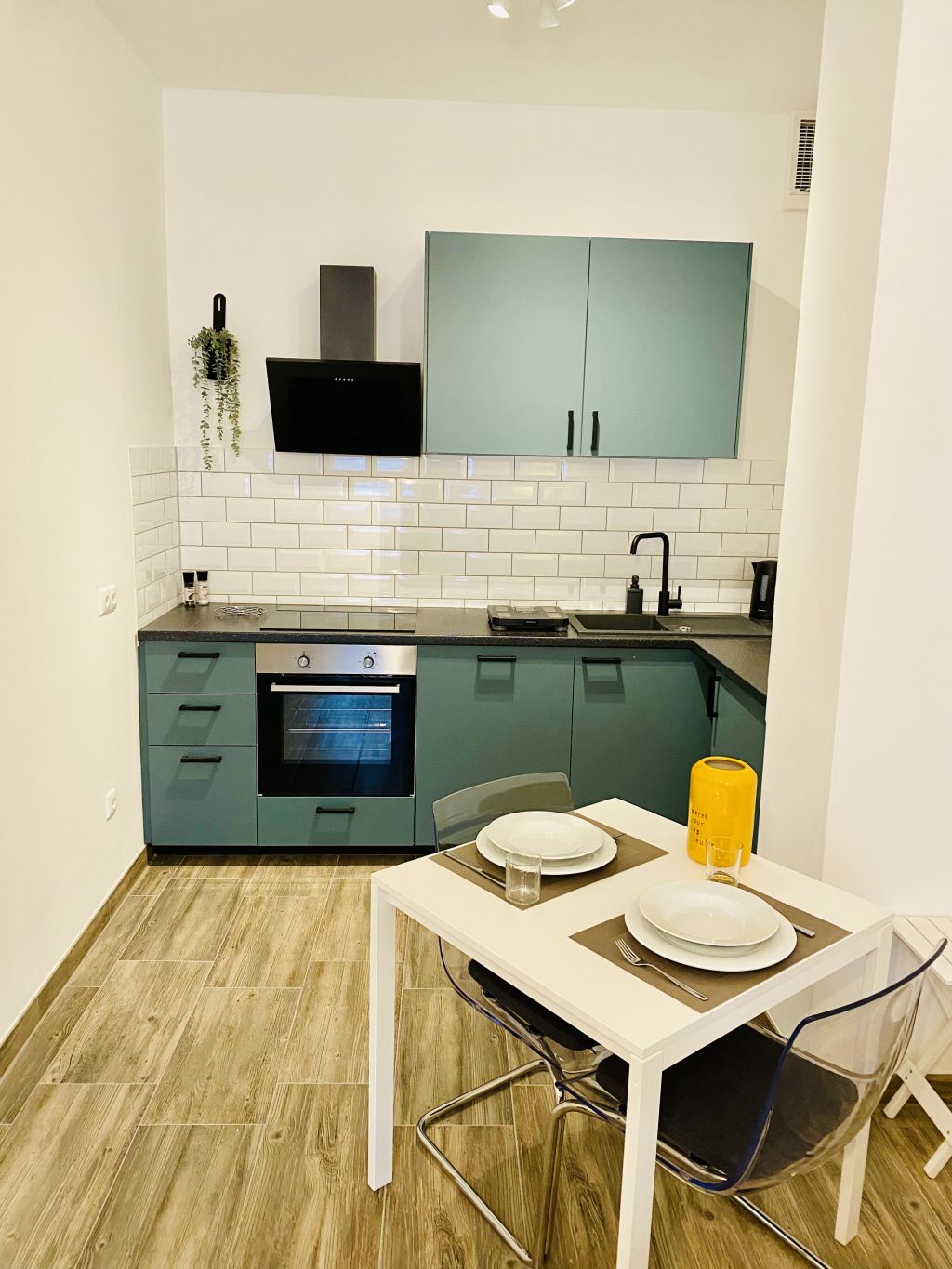 Rent 1 room apartment Leverkusen | Entire place | Leverkusen | Neue, modische 2-Zimmer Wohnung im Stadtzentrum (nahe Hauptbahnhof, Parkplatz optional) | Hominext