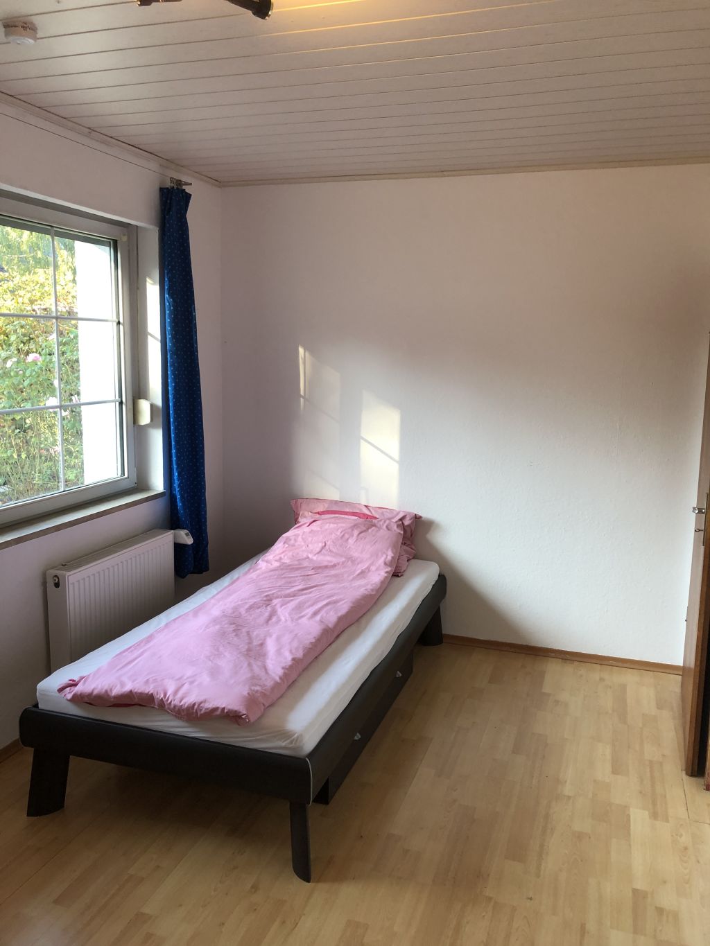 Rent 3 rooms apartment Berlin | Entire place | Berlin | Großzügige Doppelhaushälfte mit privatem Garten in Berlin Pankow - Niederschönhausen | Hominext