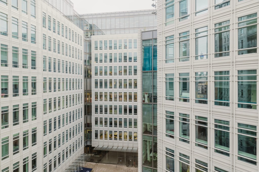 Central Saint Giles Piazza