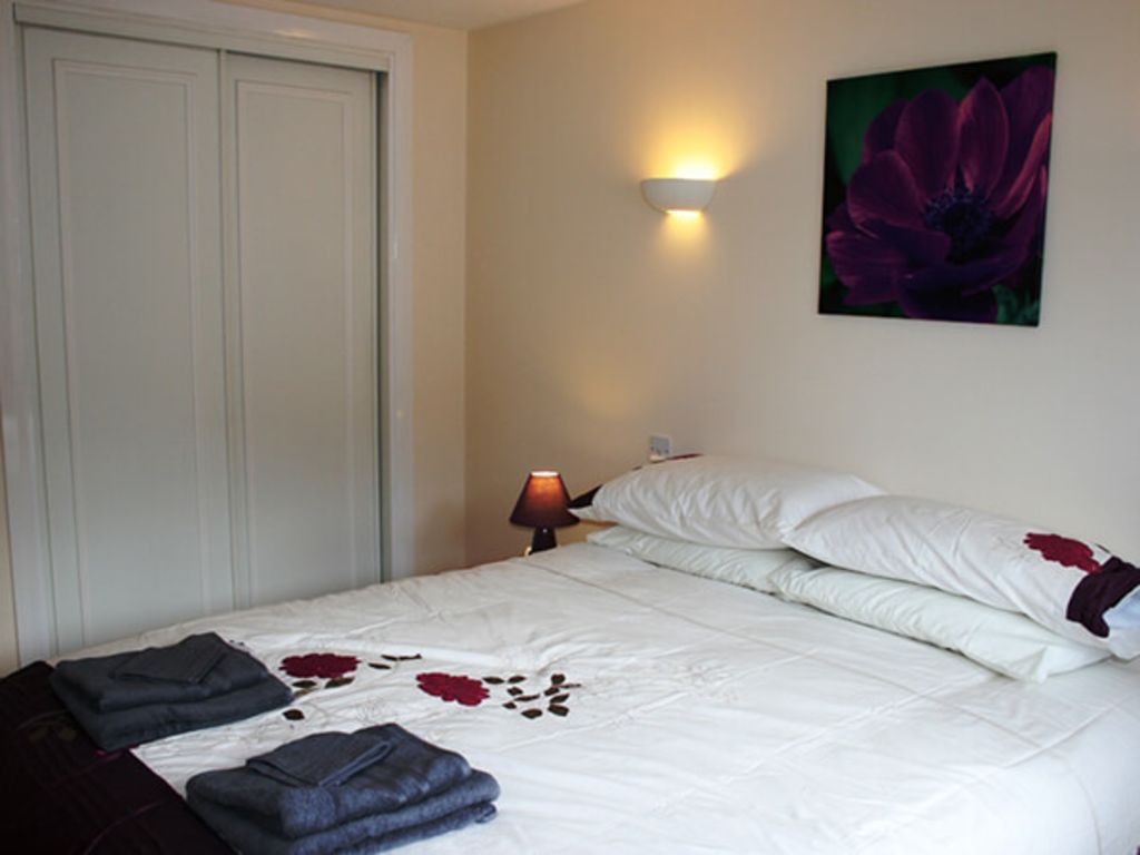 Chic 2 bedroom flat for 4 people Glasgow 6
