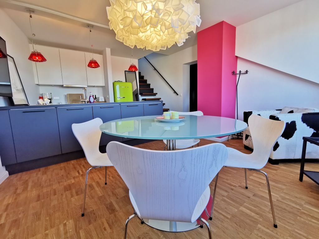 Rent 1 room apartment Hannover | Entire place | Hannover | *Neu* Farbenfrohes Apartment mit Blick über die Altstadt Hannovers | Hominext