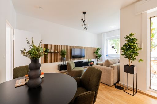 Rent 2 rooms apartment Berlin | Entire place | Berlin | Urbane Eleganz: Lankwitzer 2-Zimmer-Apartment mit privatem Balkon | Hominext