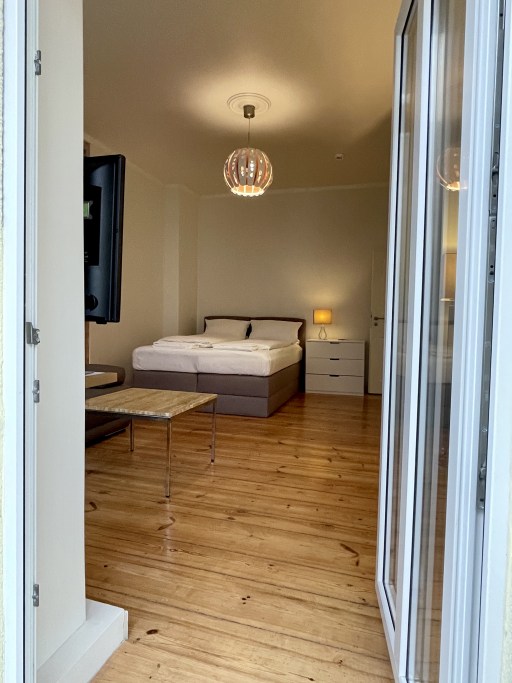 Miete 1 Zimmer Wohnung Berlin | Ganze Wohnung | Berlin | TOP Studio Apartment, ruhige Bestlage im Prenzlauer Berg, großer Balkon, 50000 DSL Internet, Smart TV , Dielenboden + hohe Altbau Decken, einziehen + wohlfühlen ! | Hominext