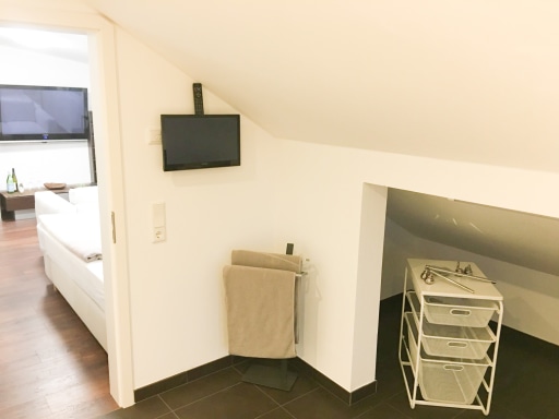 Rent 1 room apartment Mörlenbach | Entire place | Mörlenbach | Business Apartment 37qm - hochwertig ausgestattet - Hektik im Job, Ruhe nach der Arbeit! | Hominext