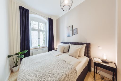 Rent 2 rooms apartment Berlin | Entire place | Berlin | Sonnige neu renovierte Wohnung in bester Berliner Lage! | Hominext