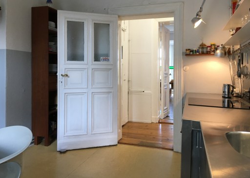 Rent 1 room apartment Berlin | Entire place | Berlin | Für Individualisten: Interessante Altbauwohnung mit einem Schlafzimmern & zwei französichen Balkons | Hominext