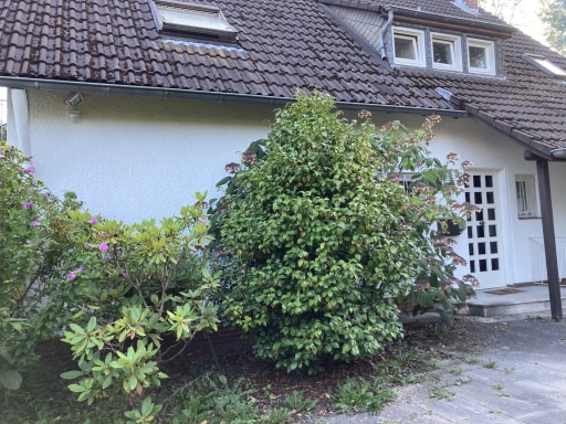 Rent 2 rooms apartment Köln | Entire place | Köln | Geräumige Haushälfte mit riesigem Garten im grünen Köln-Brück, Gute Anbindung an Flughafen, Messe und Innenstadt | Hominext