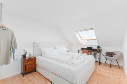 Miete 2 Zimmer Wohnung Filderstadt | Ganze Wohnung | Filderstadt | Stylische 3-Zimmer-Wohnung mit zwei Schlafzimmern, Balkon und PKW-Stellplatz in Filderstadt-Harthausen. | Hominext