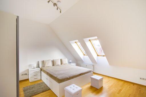 Rent 1 room apartment Berlin | Entire place | Berlin | Neu, zentral, ruhig: Lichtdurchflutetes Dachgeschoss Nähe Helmholtzplatz | Hominext