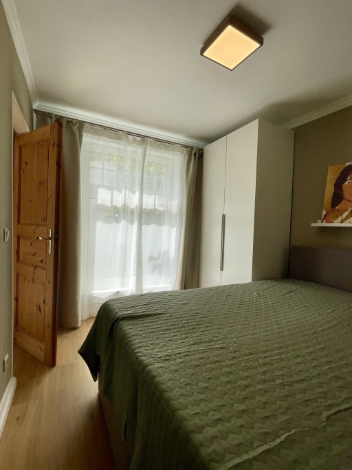 Miete 1 Zimmer Wohnung Berlin | Ganze Wohnung | Berlin | Design Apartment in TOP Lage, 55 qm Küche, Balkon, Holz-Dielen + hohe Stuck-Decken, 100 mbit DSL Internet,Smart TV,  Schlafzimmer zum Garten gelegen | Hominext