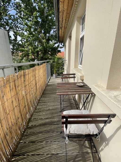 Rent 1 room apartment Berlin | Entire place | Berlin | Design Apartment in TOP Lage, 55 qm Küche, Balkon, Holz-Dielen + hohe Stuck-Decken, 100 mbit DSL Internet,Smart TV,  Schlafzimmer zum Garten gelegen | Hominext