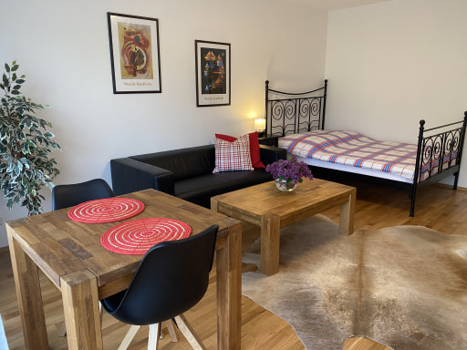 Rent 1 room apartment Wiesbaden | Entire place | Wiesbaden | Schöne, frisch renovierte und möblierte 1-Zimmer Wohnung mit Balkon und Internet in Wiesbaden Badewanne, Internet, Münzwaschmaschine, Parkettboden, Balkon, ruhige Lage | Hominext