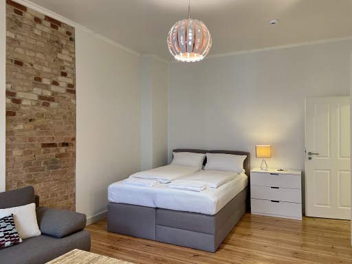 Rent 1 room apartment Berlin | Entire place | Berlin | TOP Studio Apartment, ruhige Bestlage im Prenzlauer Berg, großer Balkon, 50000 DSL Internet, Smart TV , Dielenboden + hohe Altbau Decken, einziehen + wohlfühlen ! | Hominext