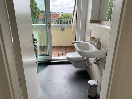 Rent 1 room apartment Berlin | Entire place | Berlin | Dachgeschoß Studio im Herzen von Neukölln mit zwei tollen Terassen | Hominext