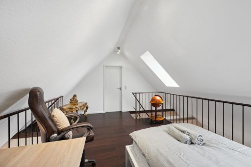 Rent 2 rooms apartment Böblingen | Entire place | Böblingen | Familie 3.5 Zimmer Maisonette „Jacobsen” I Stadtmitte I Mercedes I Netflix I Küche I Home Office I Haustierfreundlich | Hominext