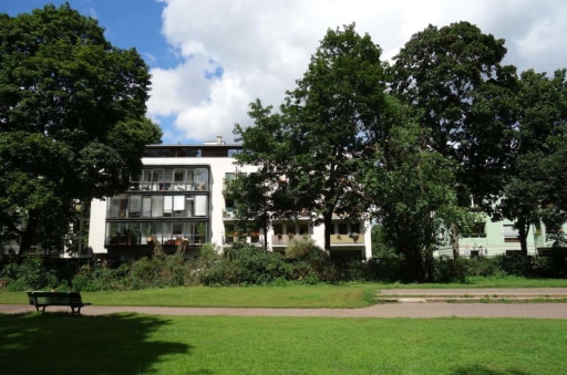 Miete 3 Zimmer Wohnung Berlin | Ganze Wohnung | Berlin | Modernes Apartment mit 2 Balkonen und 3 Schlafzimmern in Pankow - direkt am Brosepark, 20 Minuten mit der Tram nach Berlin-Mitte | Hominext