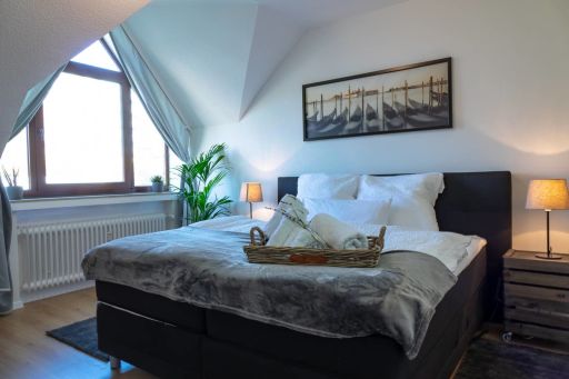 Rent 2 rooms apartment Wuppertal | Entire place | Wuppertal | Sky Suit mit Balkon an der Uni nahe HBF