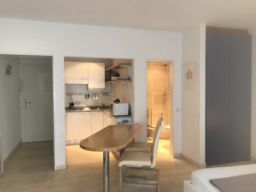 Miete 1 Zimmer Wohnung Düsseldorf | Ganze Wohnung | Düsseldorf | Ruhig, gemütliche und helle Wohnung mit Balkon zur Gartenseite in Hofgartennähe | Hominext