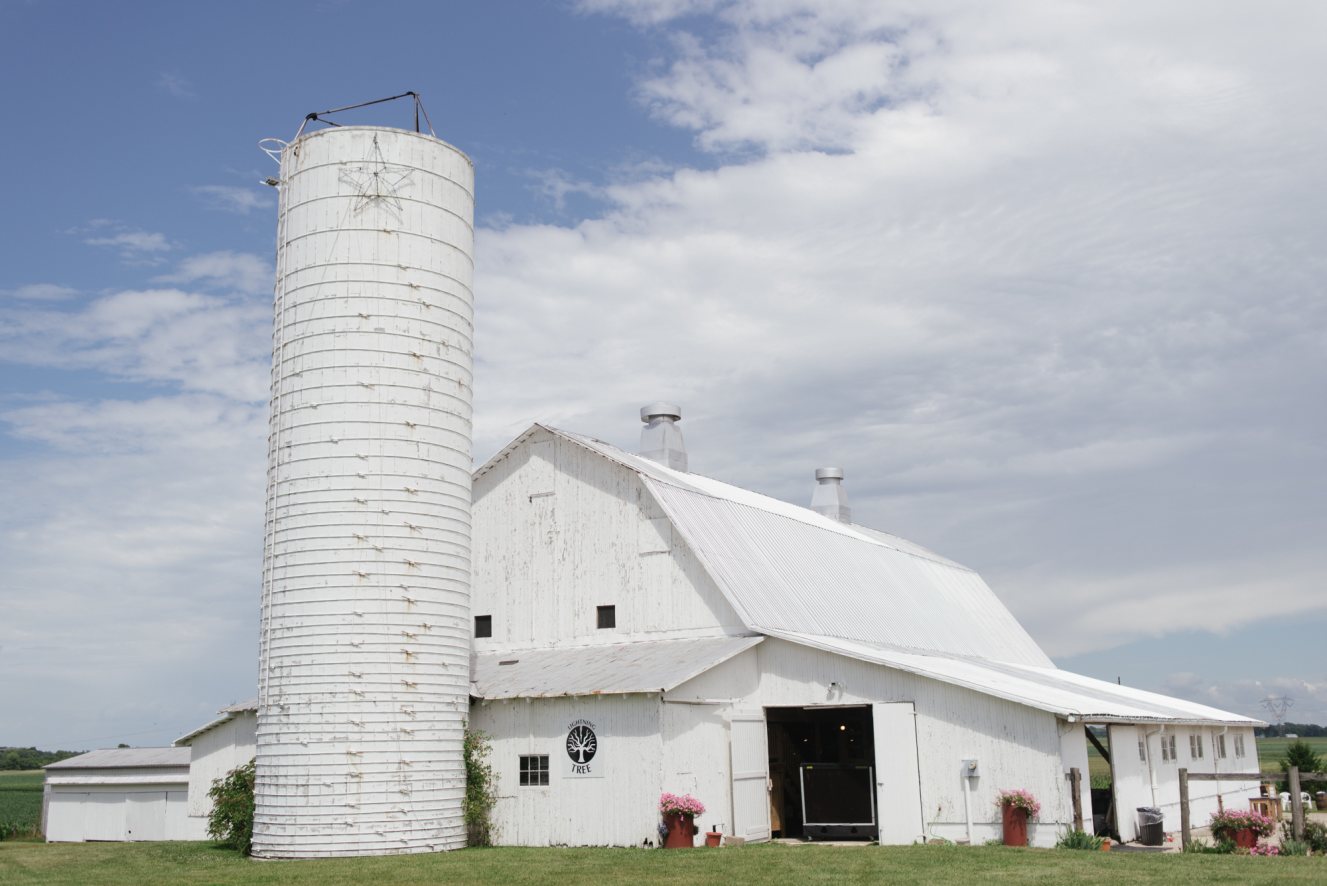 Country Barn Wedding in The Lightning Tree Barn, Kingston Pike
