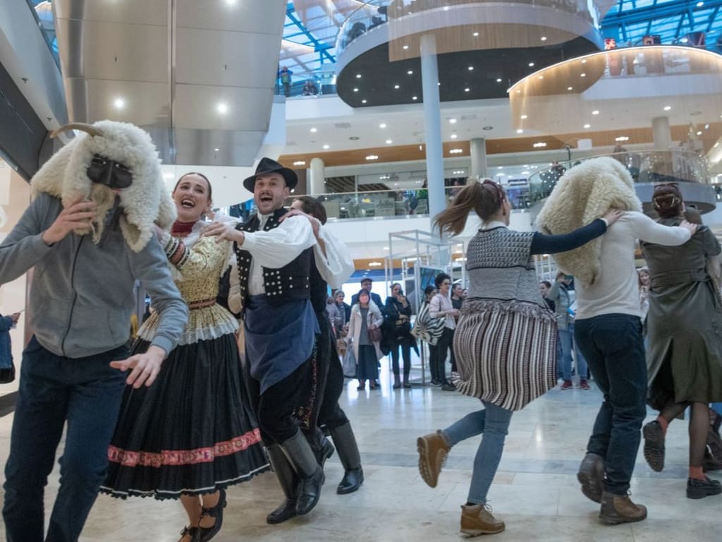 They danced in the mall
