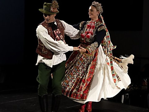 Lenyűgöző viseletek, izgalmas bemutatók, új arculat