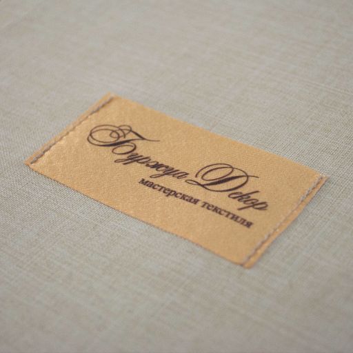 Лейбл с логотипом, размер 7,5 х 4,0 см. Размещается в зоне воротника, карманов, боковых швах.