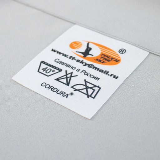 Комбинированная этикетка, лейбл, размер 4 х 5 см. Универсальный ярлык, объединяет в себе информацию о производителе изделия, логотип, символы ухода за изделием