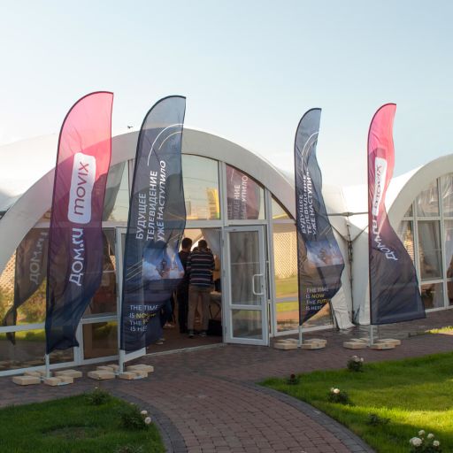 Флаги виндер DOM.RU Флаги виндер из флажной сетки. Высота флагштоков 4.2 м.