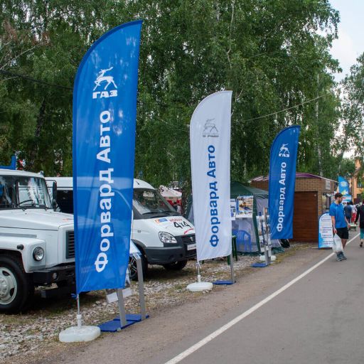 Флаги виндер Форвард-Авто Флаги виндер из флажной сетки. Высота флагштоков 3.7 м.