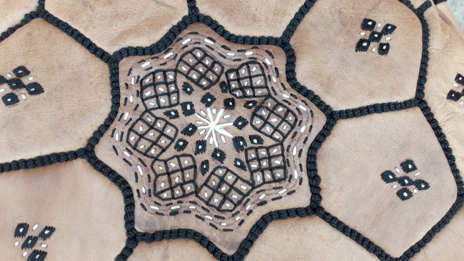  Pouf leather and Sabra silk White Morocco