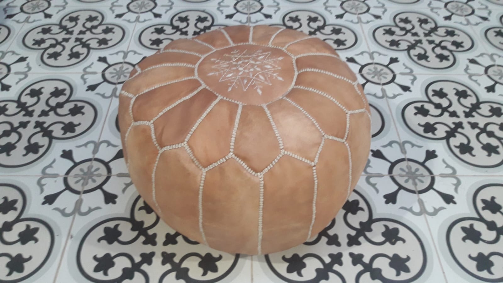  Pouf leather and Sabra silk White Morocco