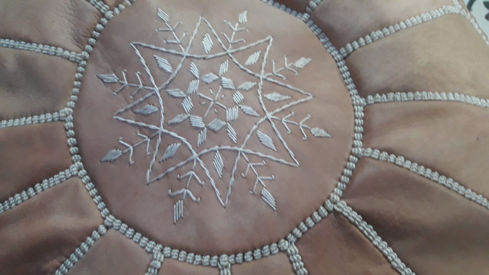  Pouf leather and Sabra silk White Morocco