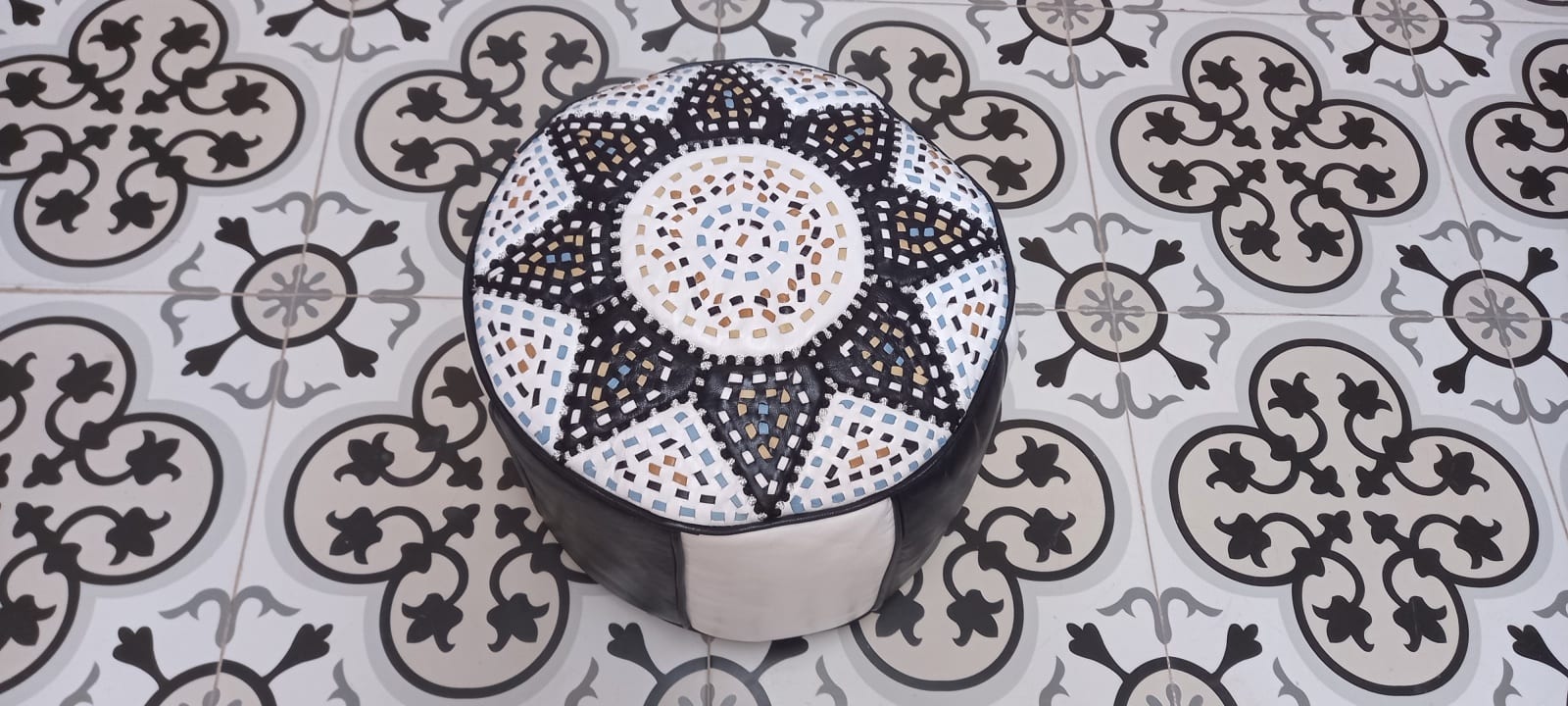  Pouf leather and Sabra silk Colored Morocco