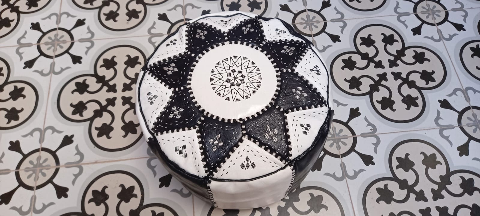  Pouf leather and Sabra silk Blue, White Morocco