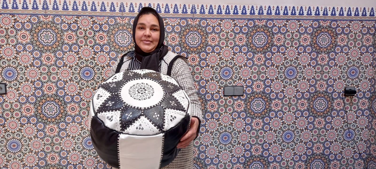  Pouf leather and Sabra silk Blue, White Morocco