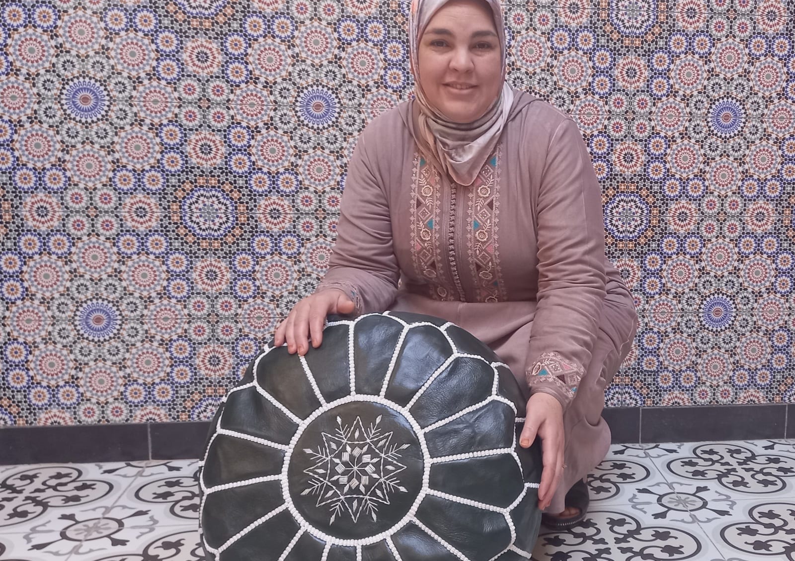  Pouf leather and Sabra silk Green, White Morocco