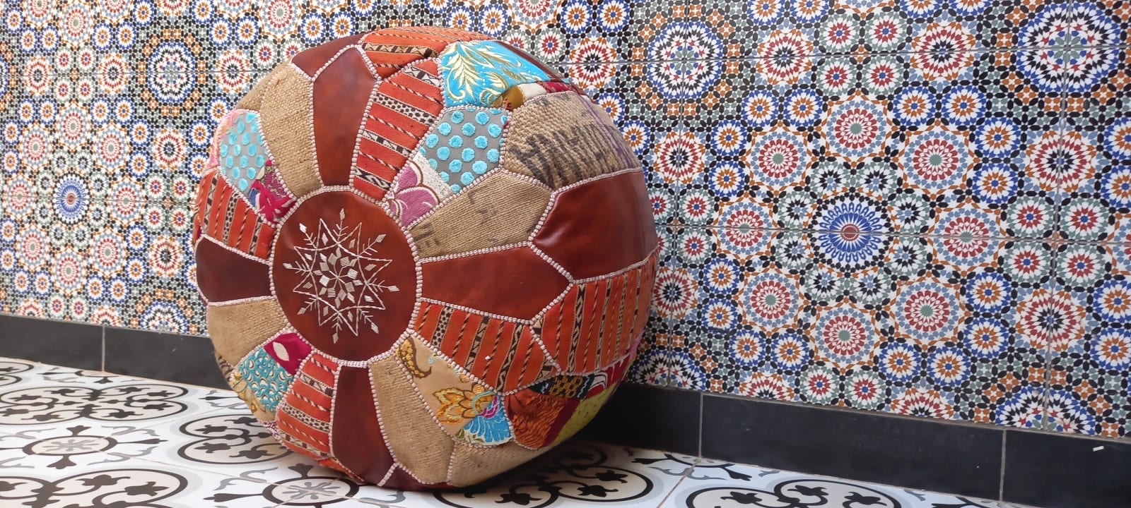  Pouf leather and Sabra silk Colored Morocco