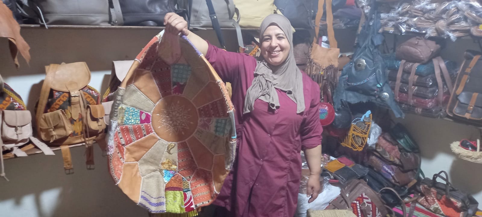  Pouf leather and Sabra silk Colored Morocco