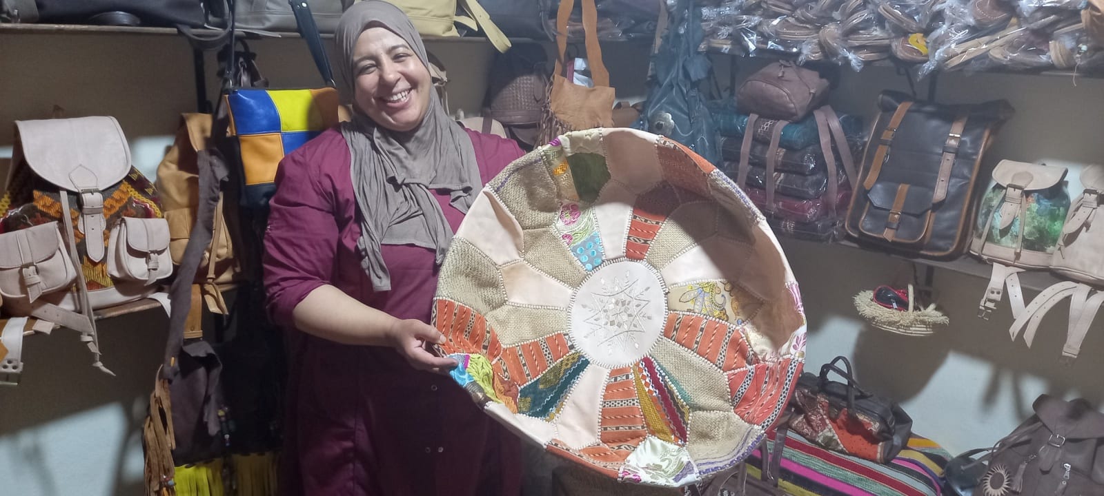  Pouf leather and Sabra silk Colored Morocco