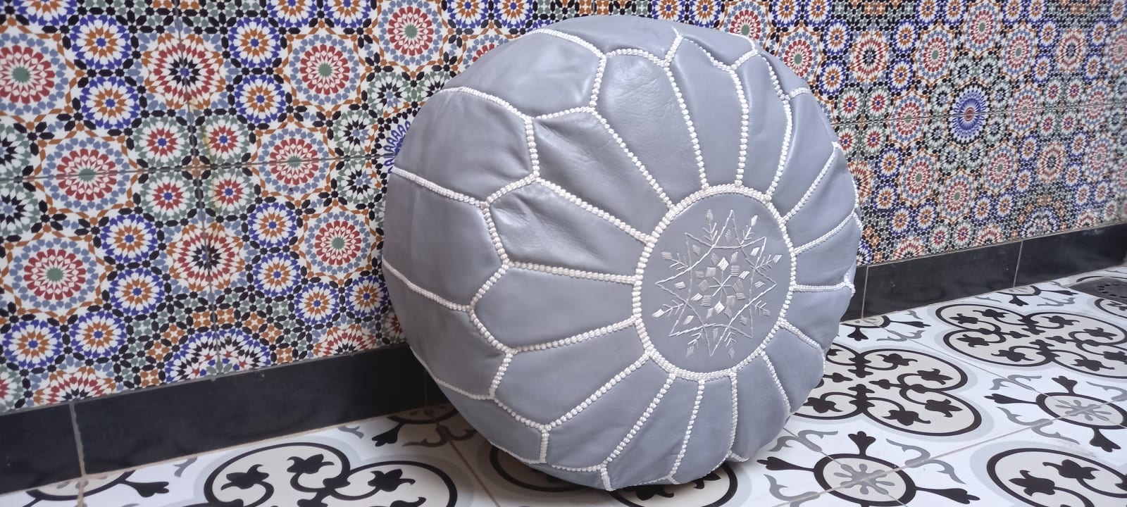  Pouf leather and Sabra silk Grey, White Morocco