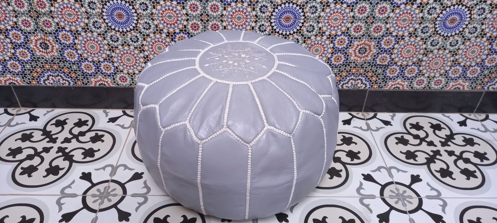  Pouf leather and Sabra silk Grey, White Morocco