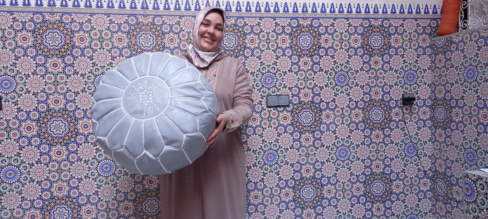  Pouf leather and Sabra silk Grey, White Morocco