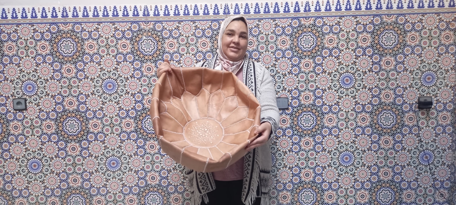  Pouf leather and Sabra silk Brown, White Morocco