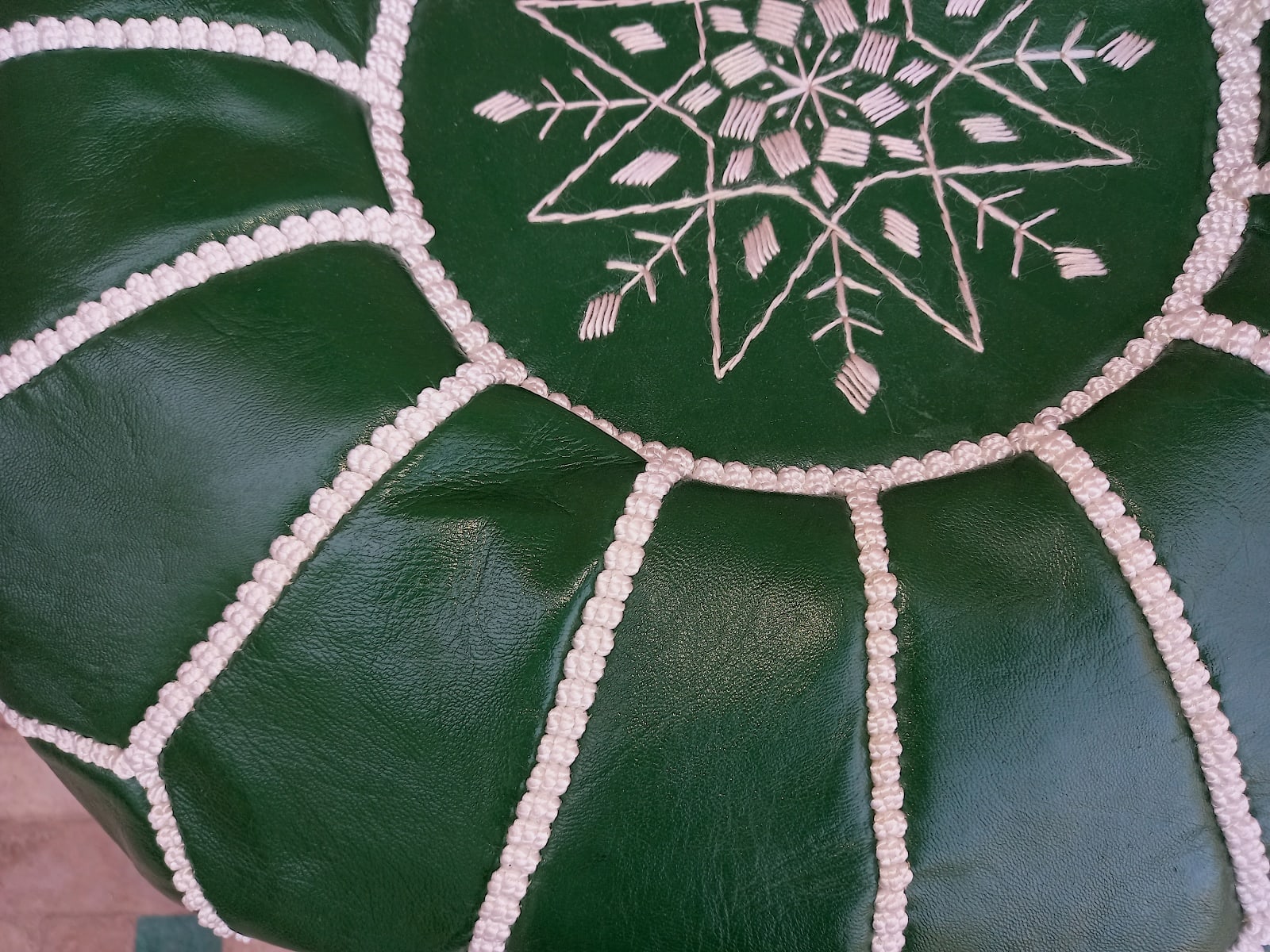  Pouf leather and Sabra silk Green, White Morocco
