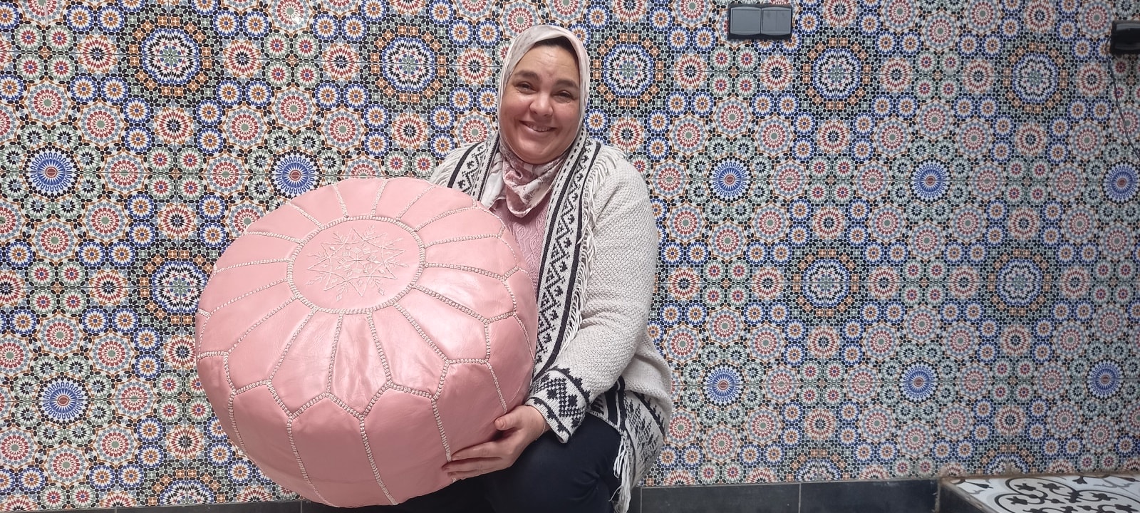  Pouf leather and Sabra silk Pink, White Morocco