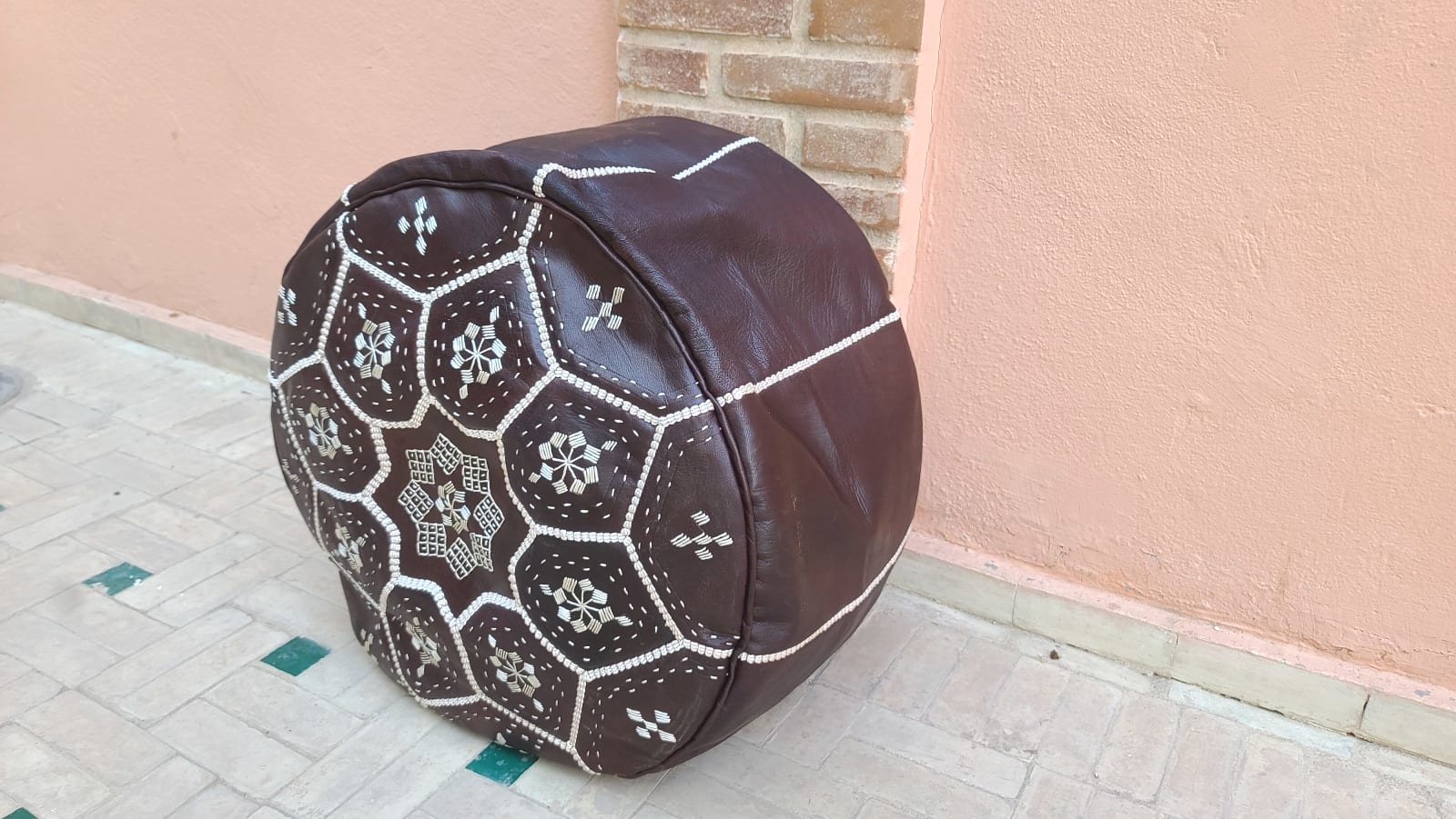  Pouf leather and Sabra silk Brown, White Morocco