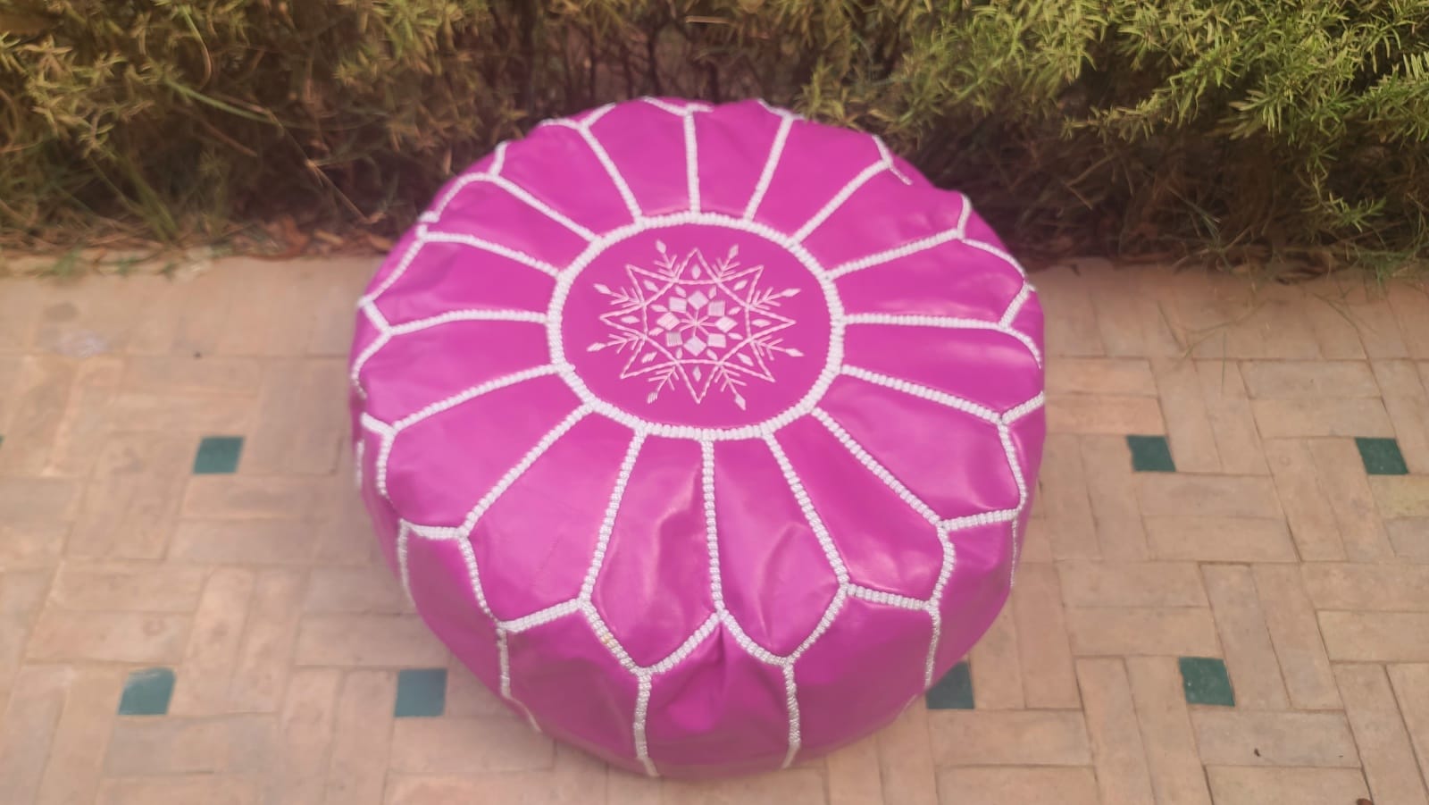  Pouf leather and Sabra silk Pink, White Morocco